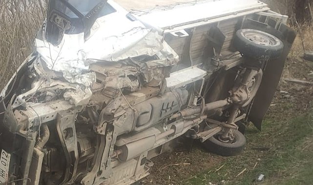 Van'da kamyonet otomobille çarpıştı: 3 yaralı