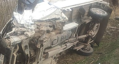 Van'da kamyonet otomobille çarpıştı: 3 yaralı