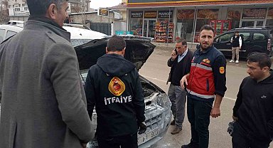 Van'da seyir halindeki aracın motoru yandı