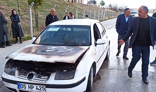 Van'da seyir halindeki otomobilin motoru yandı