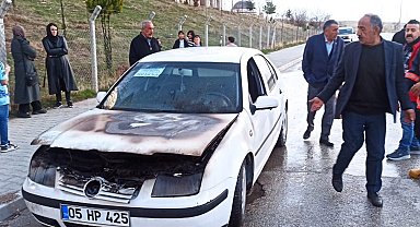 Van'da seyir halindeki otomobilin motoru yandı