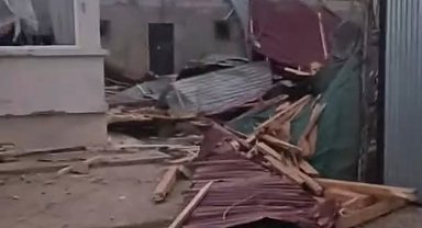 Van'da şiddetli rüzgar çatıları uçurdu