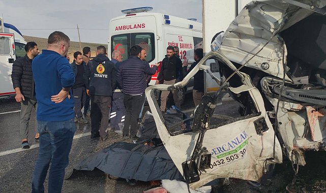 Van'da yolcu minibüsüyle kamyonet çarpıştı: Ölü ve yaralılar var