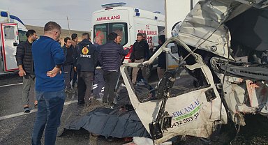 Van'da yolcu minibüsüyle kamyonet çarpıştı: Ölü ve yaralılar var