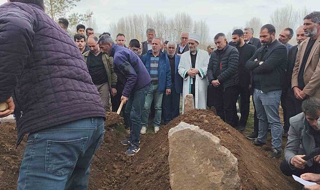 Van'daki trafik kazasında hayatını kaybeden baba ve iki kızı yan yana toprağa verildi