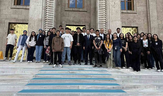 Vekil Koç, Ardahan'dan gelen öğrencilerle TBMM'de buluştu