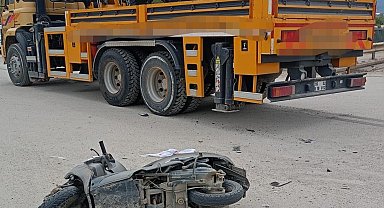 Vinç ile çarpışan motosiklet sürücüsü yaralandı