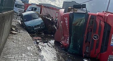 Virajı alamayan tır park halindeki araçların üstüne devrildi