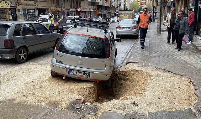 Yağışın etkisiyle çöken zeminde park halinde olan otomobil çukura düştü