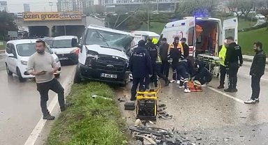 Yağmurda faciadan dönüldü...Kaza anı kamerada