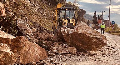 Yalova-Armutlu yolunda toprak kayması