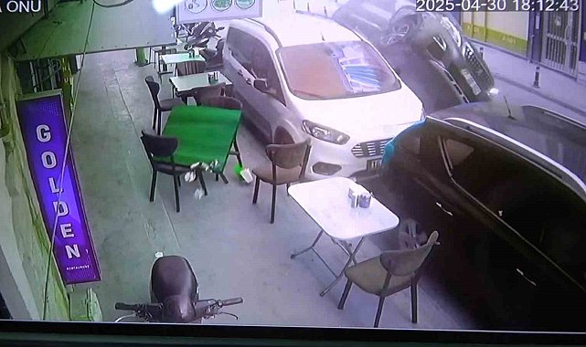 Yalova'da park halindeki araçlara çarpan cip yan yattı