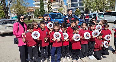 Yalova'da sokak kedilerini harçlıklarıyla besliyorlar