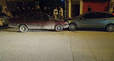 Yalvaç'ta Fiat Tofaş park halindeki 2 araca çarptı