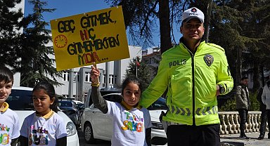 Yalvaç'ta miniklerden pankartlı trafik mesajı