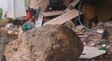 Yamaçtan kopan kayalar eve çarptı