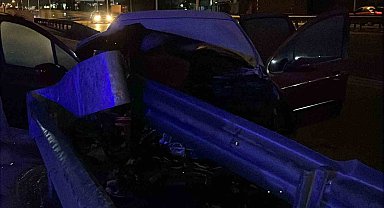 Yanan otomobilde sıkışan sürücüyü itfaiye kurtardı