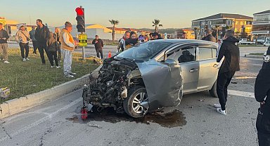 Yangın ihbarına giden itfaiye aracı otomobil ile çarpıştı: 2 yaralı