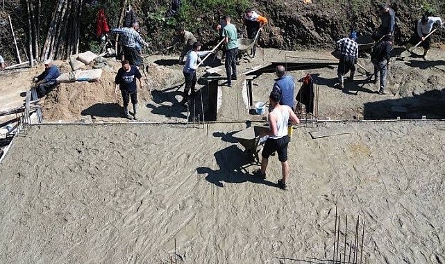 Yangında hasar alıp yıkılan ev imece usulü yapılmaya başlandı