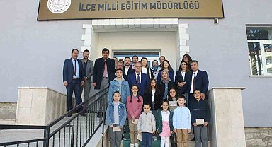 Yaptıkları afiş ve resimlerle suyun önemine dikkat çektiler