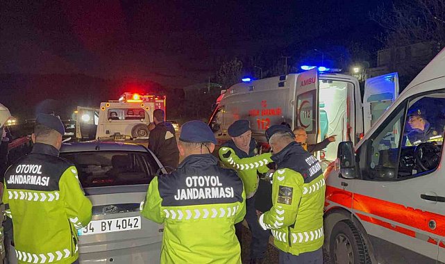 Yaralı sürücü özel eşyası için ambulanstan indi