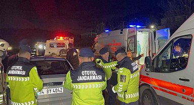 Yaralı sürücü özel eşyası için ambulanstan indi