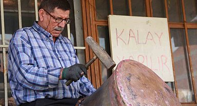 Yarım asırdan fazla süredir çekiciyle bakıra şekil veriyor