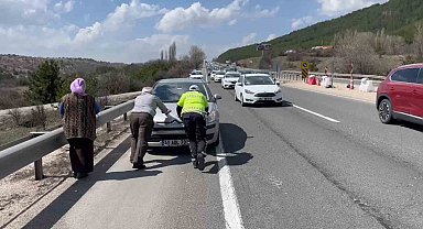 Yaşlı çiftin yardımına trafik polisi yetişti