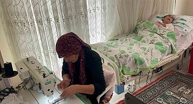Yatağa bağlı annesine bakmak için belediyedeki işini bırakan kadın, diktiği tokalarla geçimini sağlıyor