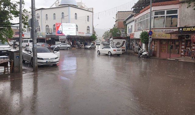 Yavuzeli'nde sağanak yağış çiftçinin yüzünü güldürdü