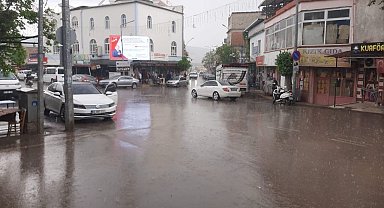 Yavuzeli'nde sağanak yağış çiftçinin yüzünü güldürdü