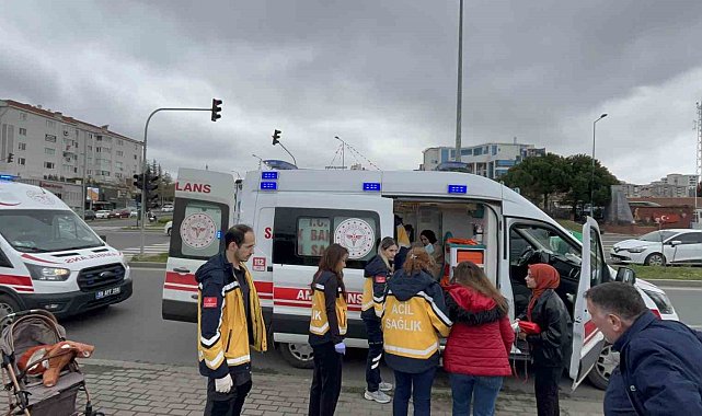 Yaya geçidinde anne ve bebeğine otomobil çarptı