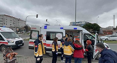 Yaya geçidinde anne ve bebeğine otomobil çarptı
