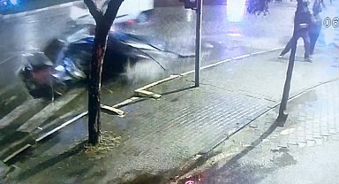 Yayaların ölümden kıl payı kurtulduğu, aracın hurdaya döndüğü kaza kamerada