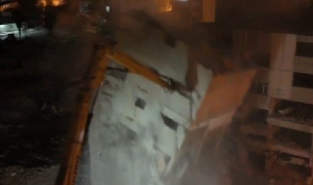 Yedi katlı binanın yerle bir olma anı dronla görüntülendi