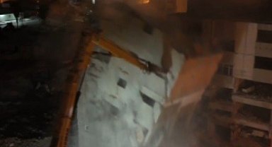 Yedi katlı binanın yerle bir olma anı dronla görüntülendi