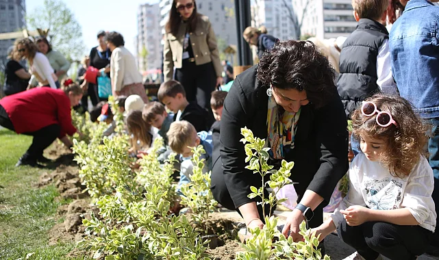 Yeni parkın bitkilerini minikler dikti