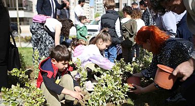 Yeni parkın bitkilerini minikler dikti
