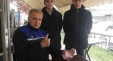 Yerde bir miktar para bulan gençlerden örnek davranış