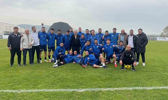 Yeşil sahada evlilik teklifi