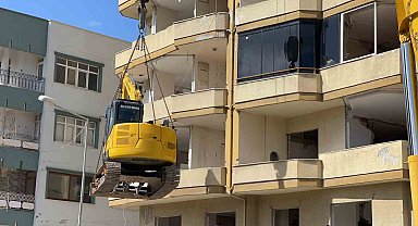 Yıkım için 12 katlı binanın üzerine 10 tonluk iş makinesi çıkarıldı