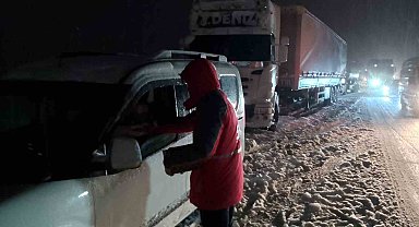 Yoğun kar nedeniyle yolda kalanlara Kızılay'dan destek