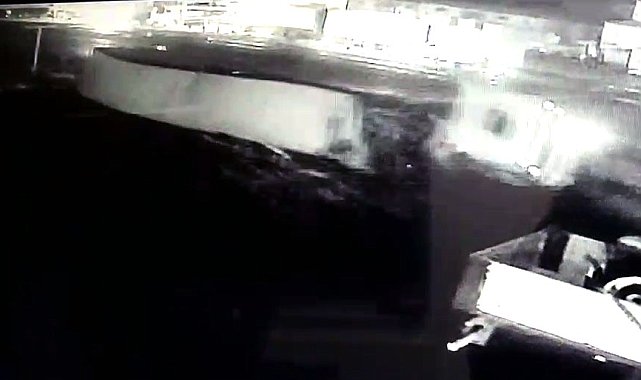 Yoğun kar yağışı kazaya neden oldu, sebze yüktü tır böyle devrildi