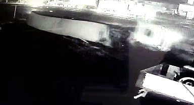 Yoğun kar yağışı kazaya neden oldu, sebze yüktü tır böyle devrildi
