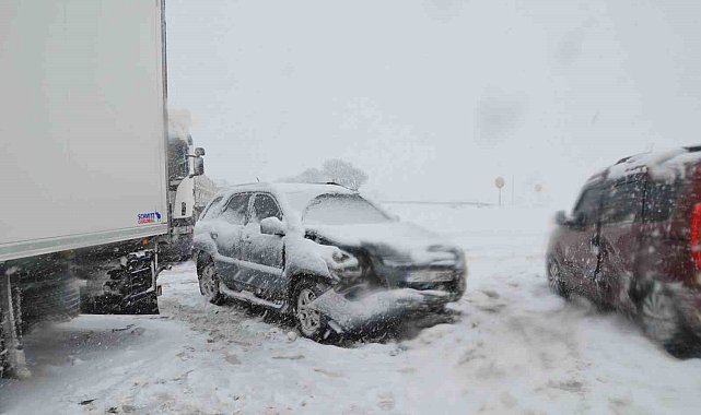 Yoğun kar zincirleme kazalara yol açtı: Toplam 21 araç birbirine girdi, 4 kişi yaralandı
