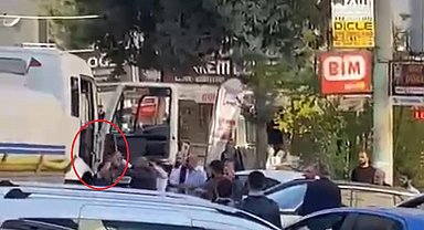 Yol kavgasında kendi sopasıyla dayak yedi: O anlar kamerada