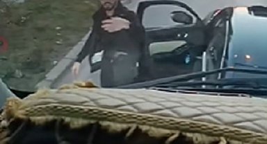 Yol ortasında aracından indi, arkasındaki araca saldırdı