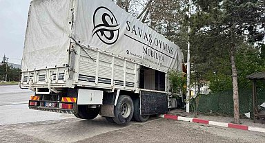 Yoldan çıkan kamyon duvarda asılı kaldı