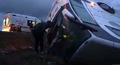 Yoldan çıkan otobüs tarlaya uçtu: 2 ölü, 25 yaralı