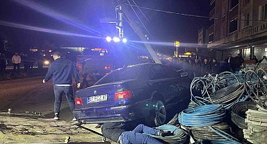 Yoldan çıkan otomobil elektrik direğine çarptı